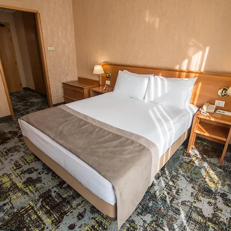 By Ihg 5*