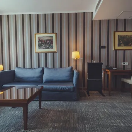By Ihg