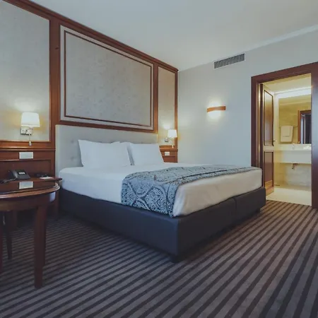 By Ihg Hotel 5*