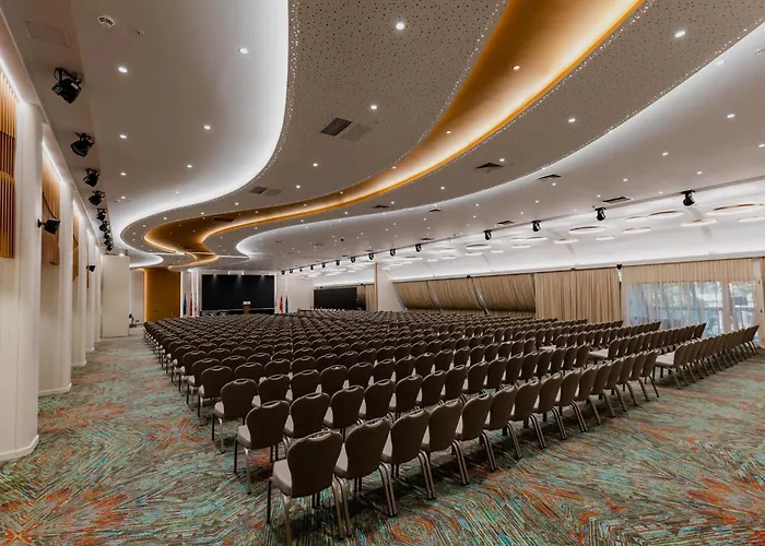 By Ihg Готель Скоп'є